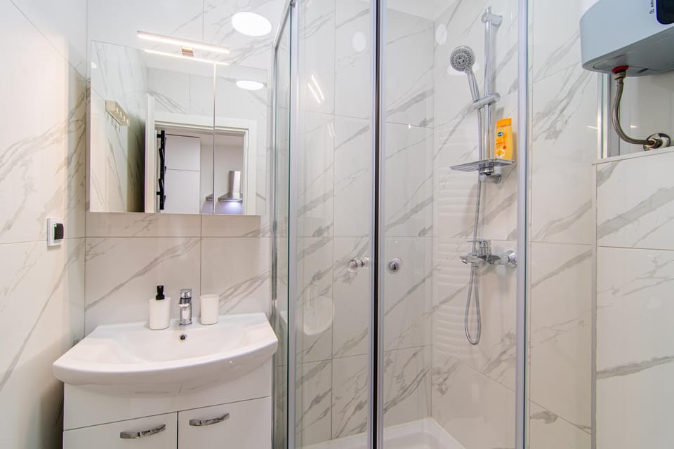 Shower, Toilet, Bathroom, internet, towels