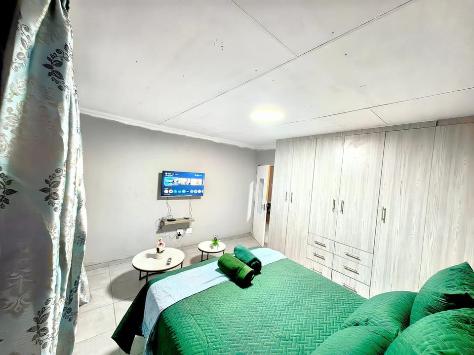 Bed, TV and multimedia, Bedroom