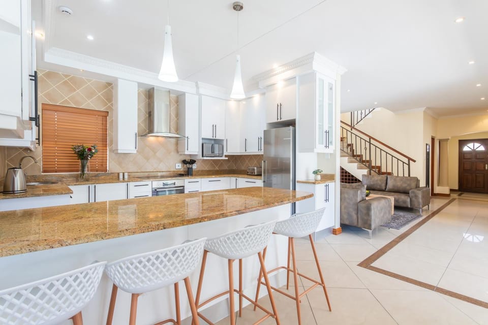 Kitchen or kitchenette, Seating area, kitchen