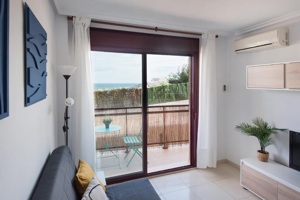 TV and multimedia, View (from property/room), Balcony/Terrace, Living room, Photo of the whole room, Seating area, Dining area, Landmark view, Sea view, air conditioner