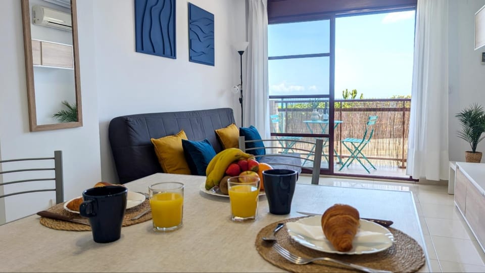 Nearby landmark, Natural landscape, Balcony/Terrace, City view, Landmark view, Sea view