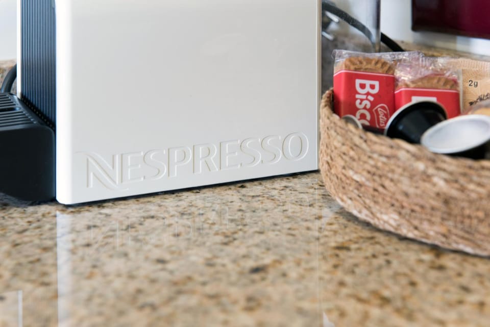 Coffee/tea facilities, Kitchen or kitchenette, Decorative detail, Breakfast