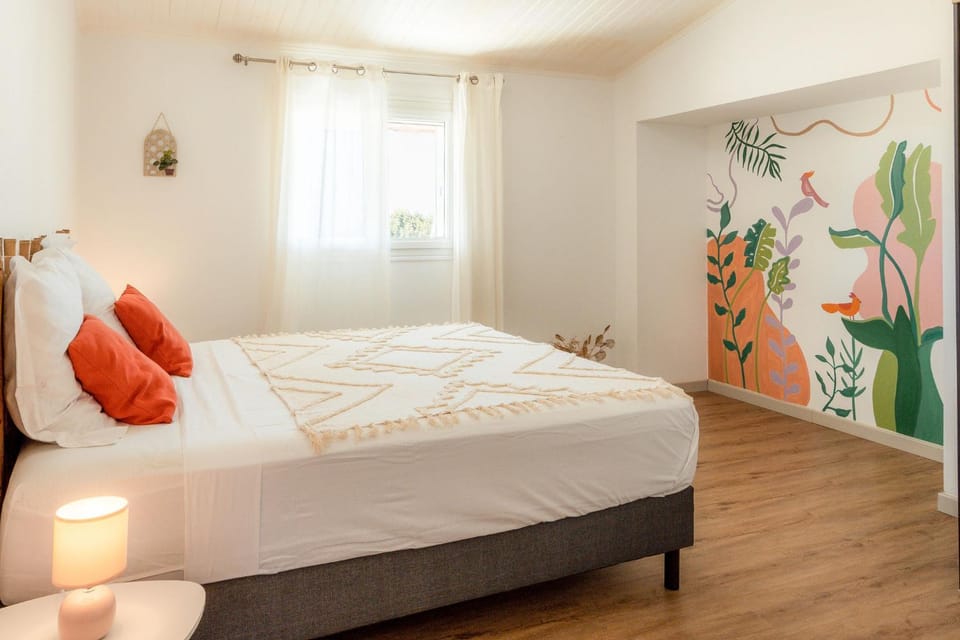 Photo of the whole room, Bedroom