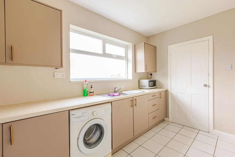Kitchen or kitchenette, washing machine