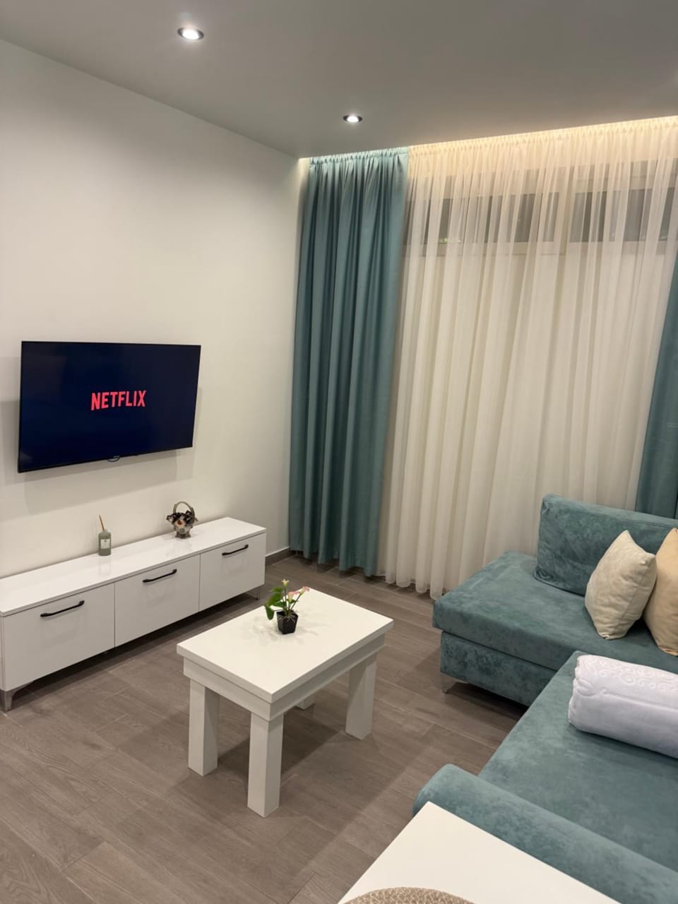 Bed, TV and multimedia, Living room, Photo of the whole room, Seating area, Bedroom