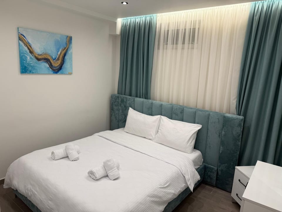 Bed, Photo of the whole room, Bedroom, towels
