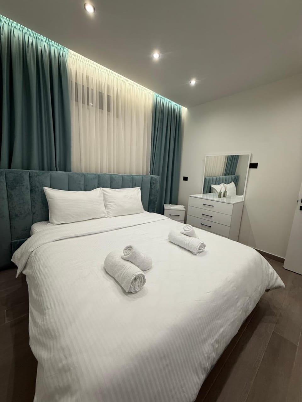 Bed, Photo of the whole room, Bedroom, towels