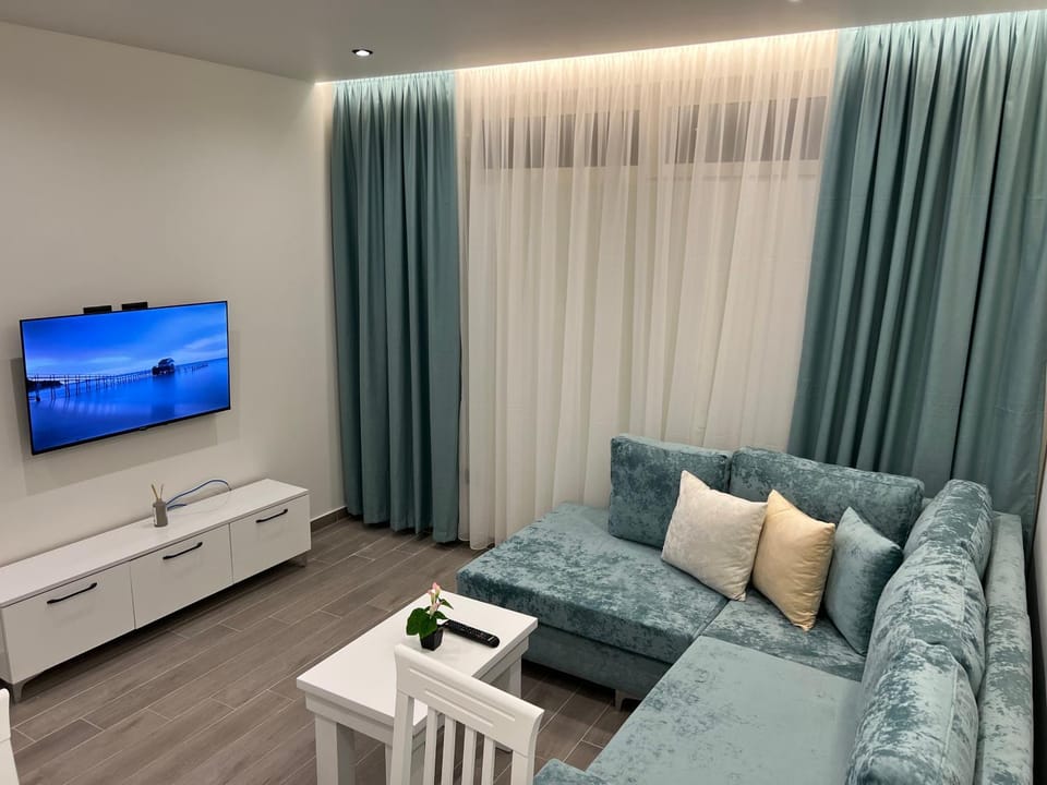 Communal lounge/ TV room, TV and multimedia, Living room, Seating area, Evening entertainment