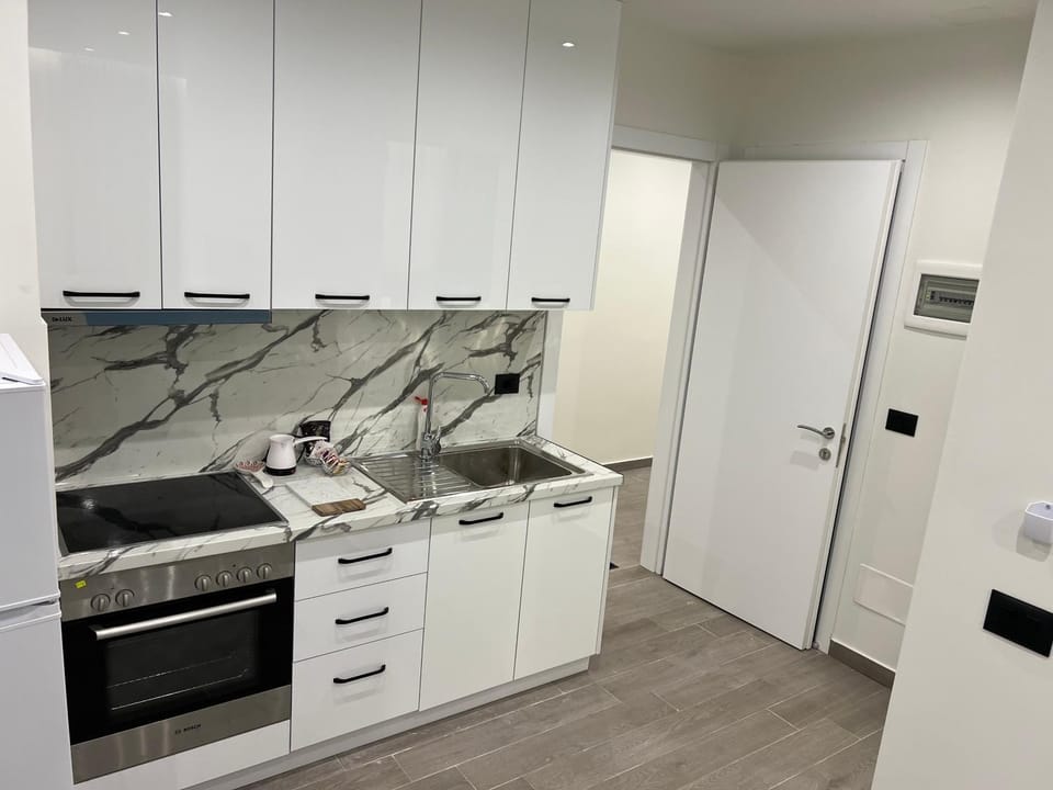 Kitchen or kitchenette, minibar, stove
