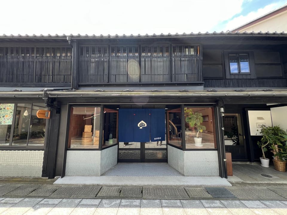 Property building, Facade/entrance, Day