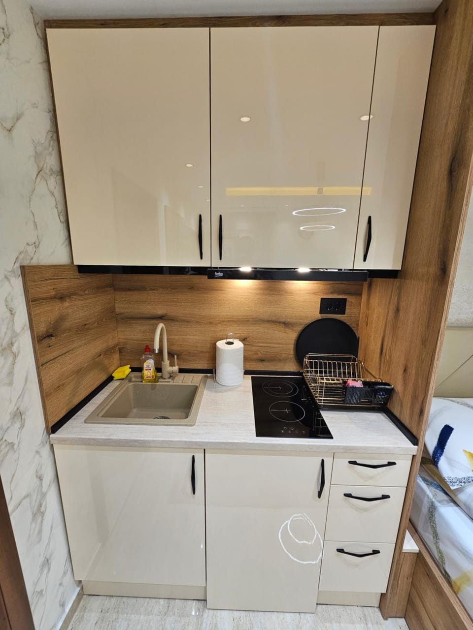 Kitchen or kitchenette, minibar, stove