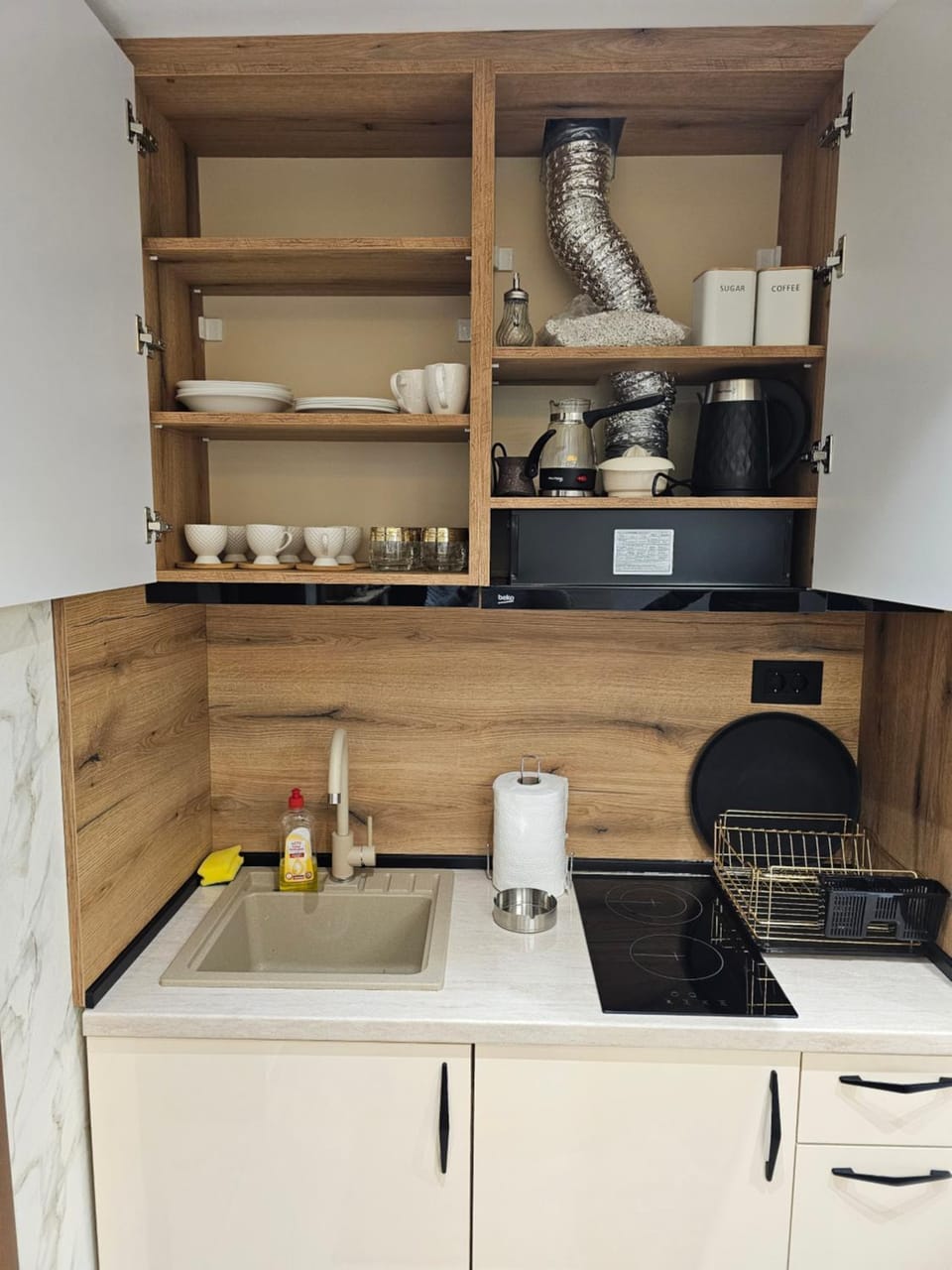 Kitchen or kitchenette, minibar, stove