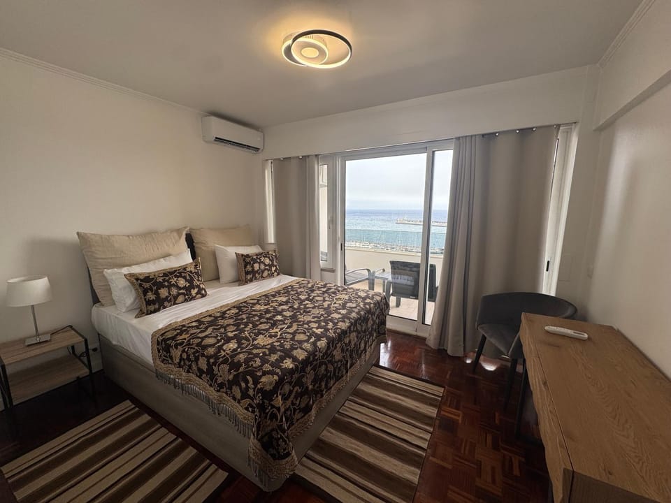 Photo of the whole room, Sea view