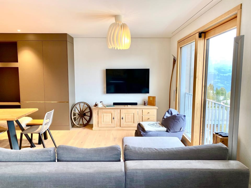 TV and multimedia, Living room, Seating area, Evening entertainment