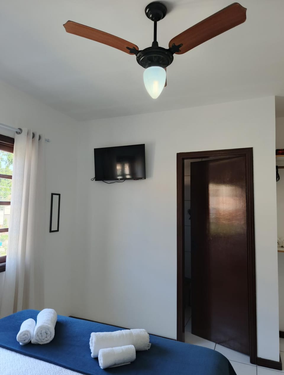 Bed, TV and multimedia, Photo of the whole room, Bedroom, towels