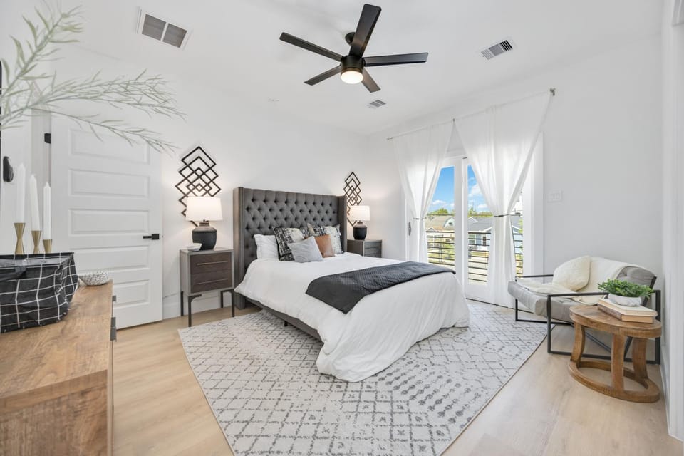 Photo of the whole room, Seating area, Bedroom