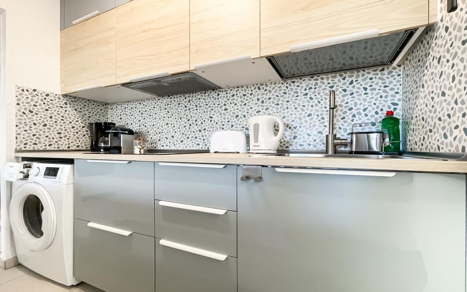 Kitchen or kitchenette, stove, toaster, washing machine