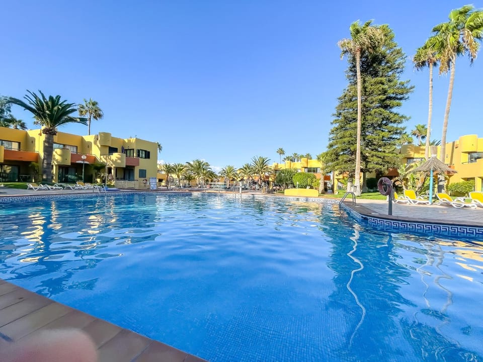 Day, Swimming pool