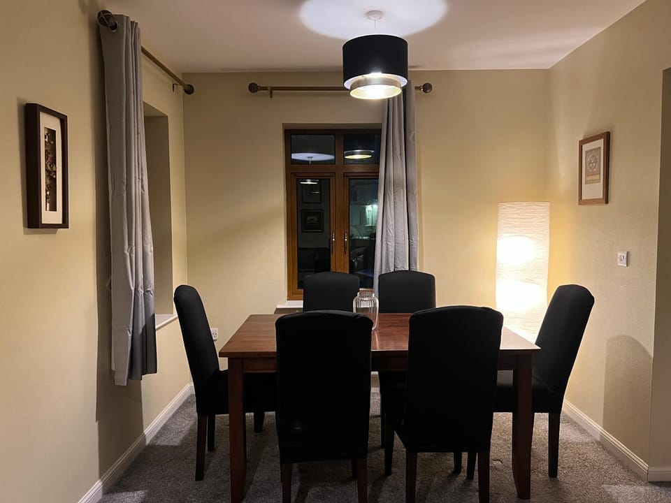 Seating area, Dining area