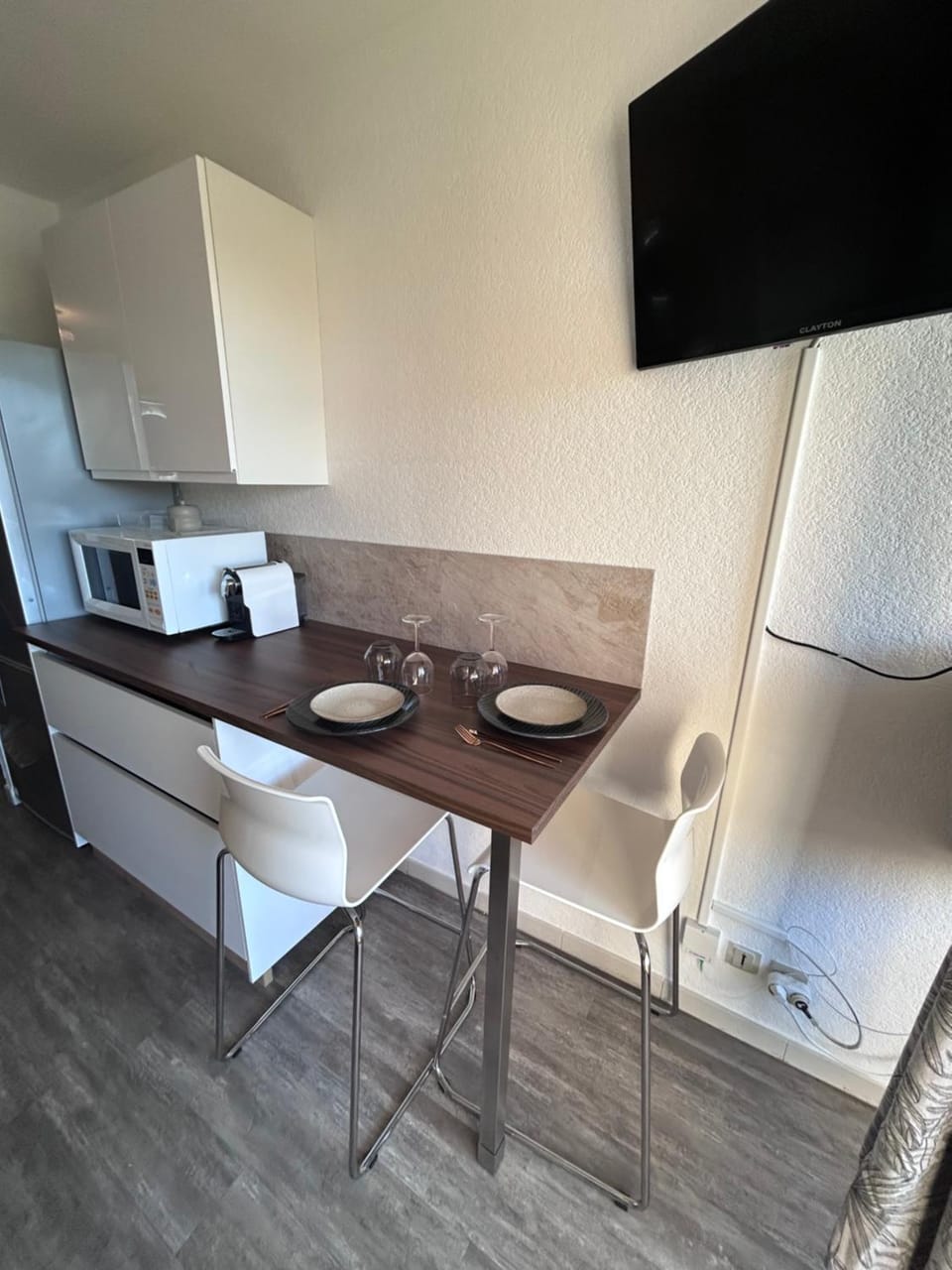TV and multimedia, Kitchen or kitchenette, Dining area, stove