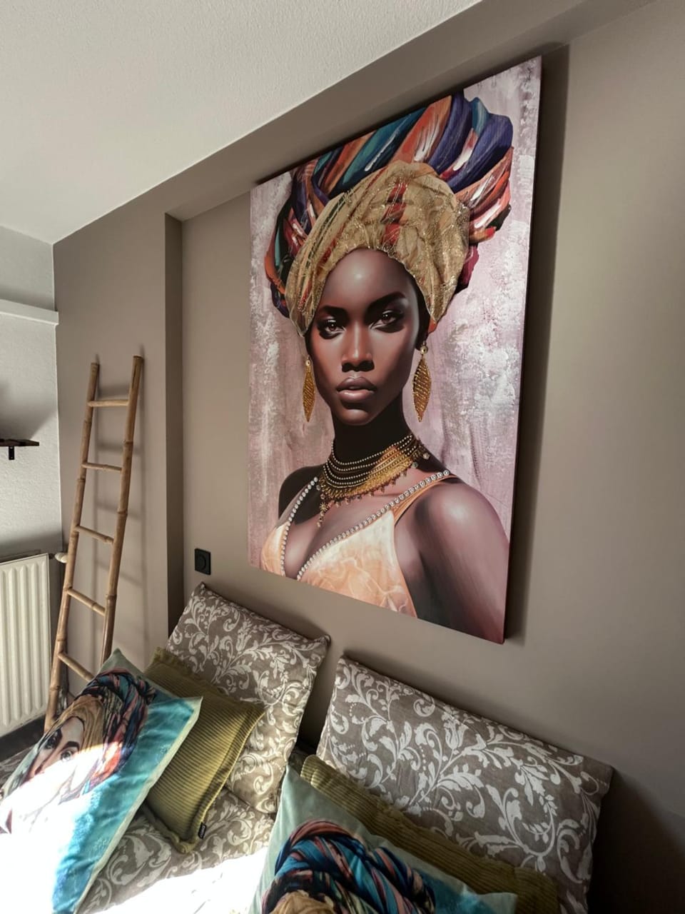 Bed, Decorative detail, Seating area, Bedroom