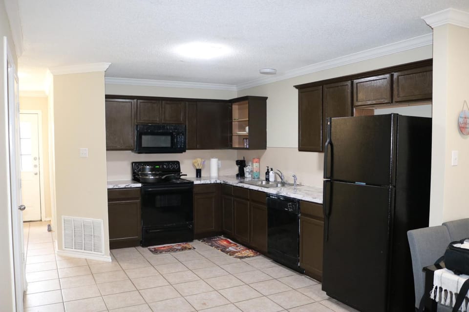 Coffee/tea facilities, oven, stove