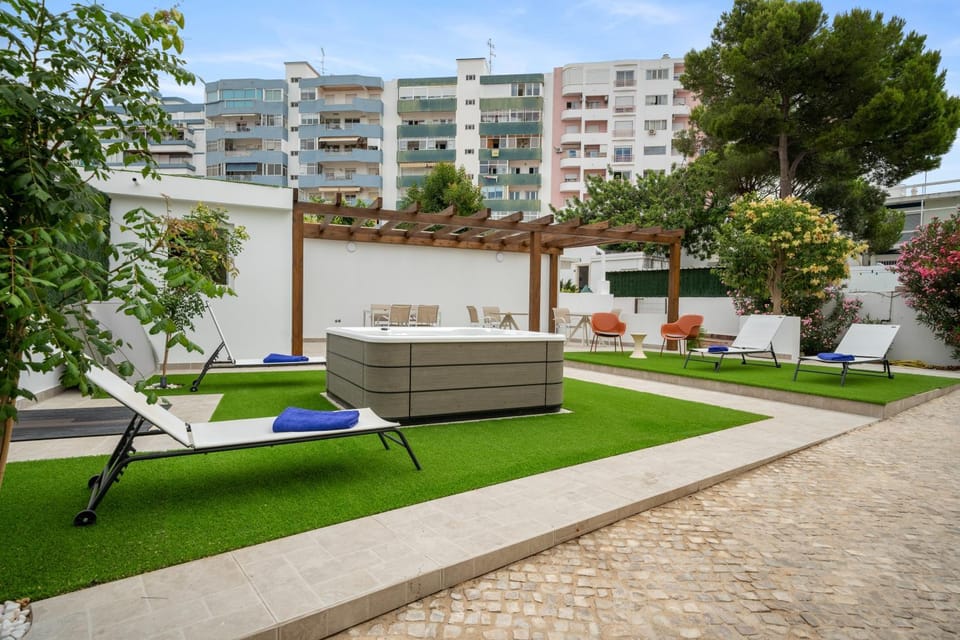 Garden, Hot Tub