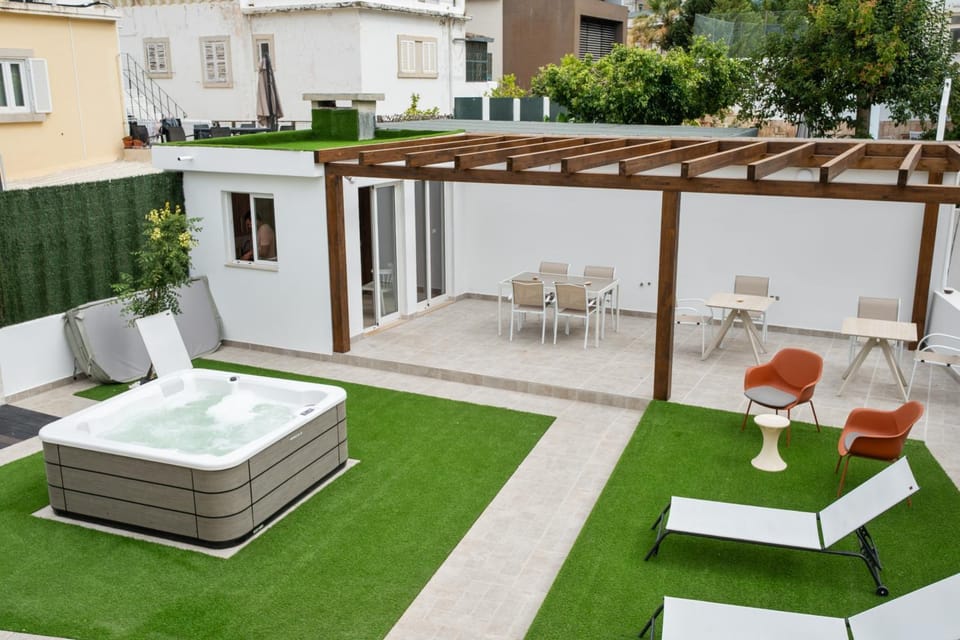 Garden, Hot Tub