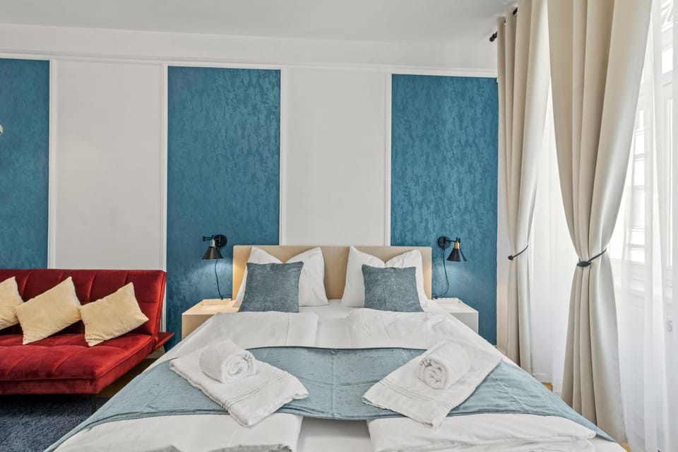 Bed, Photo of the whole room, Seating area, Bedroom
