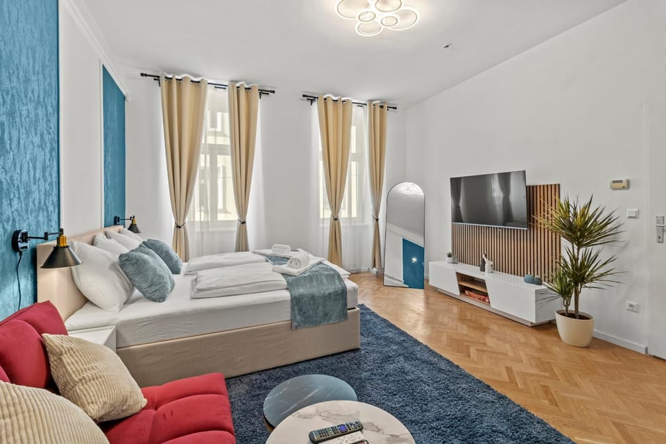 Communal lounge/ TV room, Bed, TV and multimedia, Living room, Photo of the whole room, Seating area, Evening entertainment, Bedroom