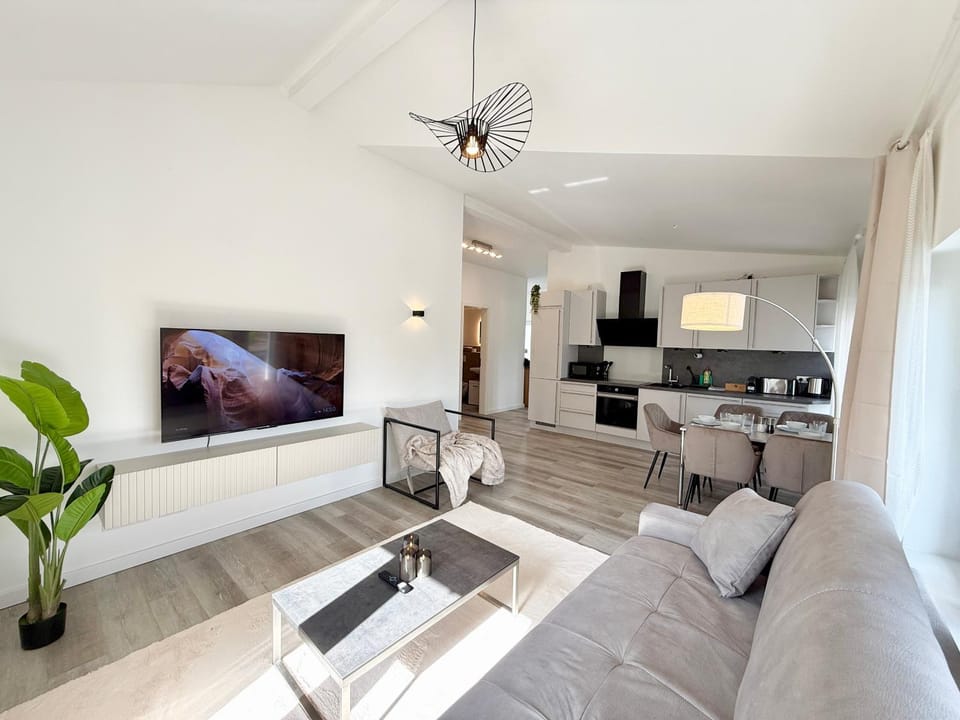TV and multimedia, Kitchen or kitchenette, Living room, Dining area