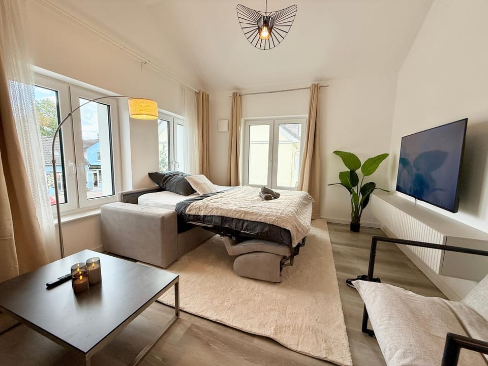 Bed, TV and multimedia, Living room