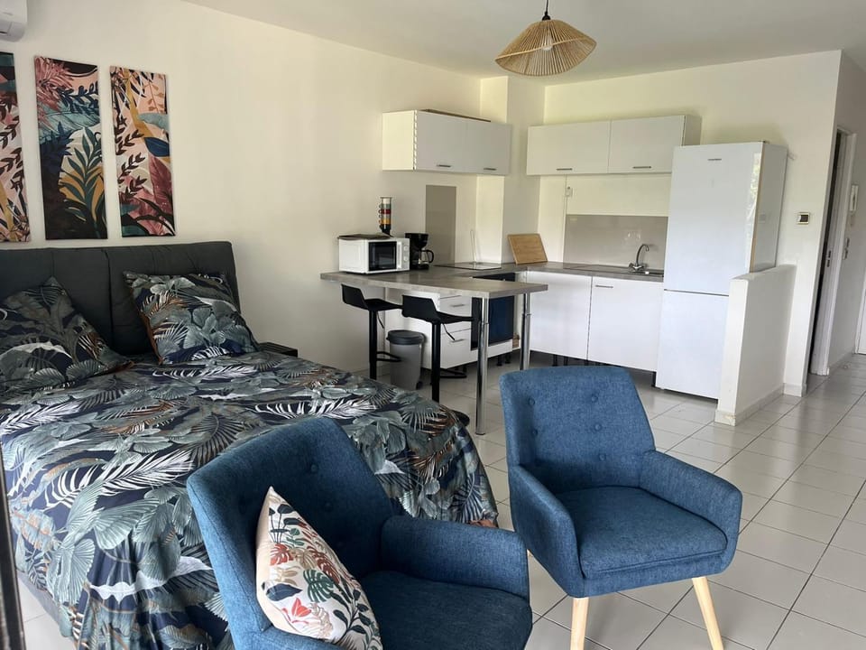 Kitchen or kitchenette, Bedroom