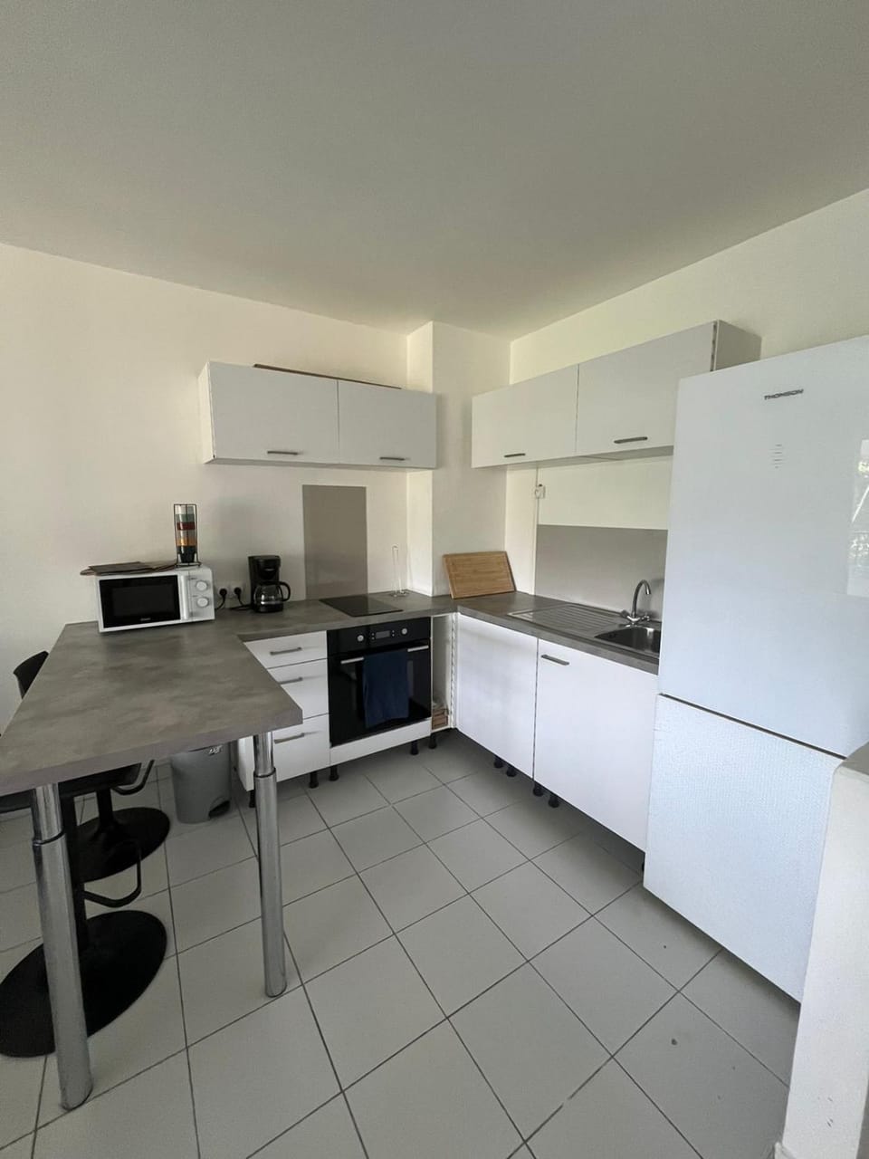 Kitchen or kitchenette, Dining area, minibar, oven
