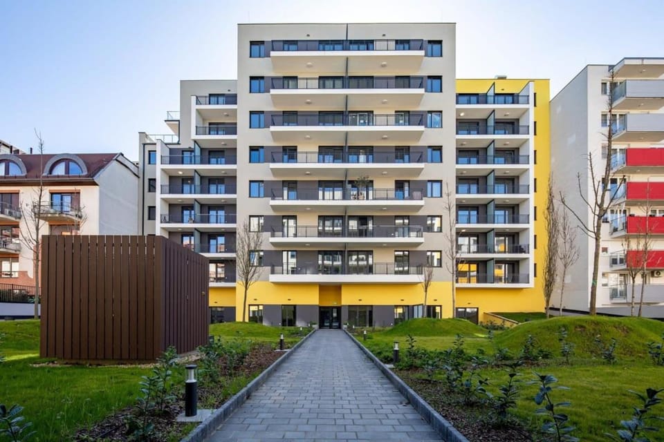 Central - Free Parking - Large Balcony Apartment in Budapest