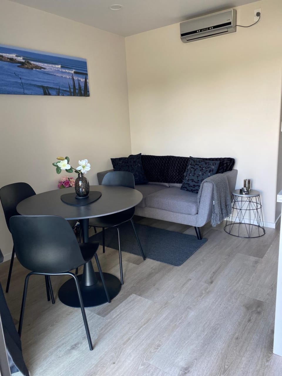 Kitchen or kitchenette, Living room, Seating area, Dining area