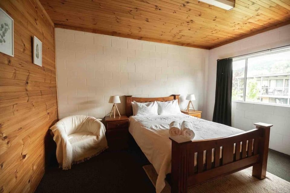 Photo of the whole room, Bedroom, towels