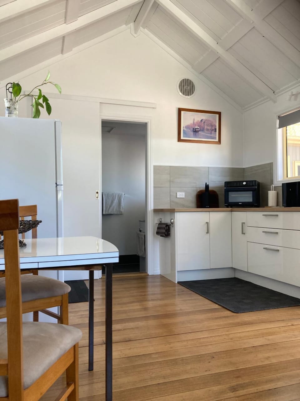 Kitchen or kitchenette, Dining area