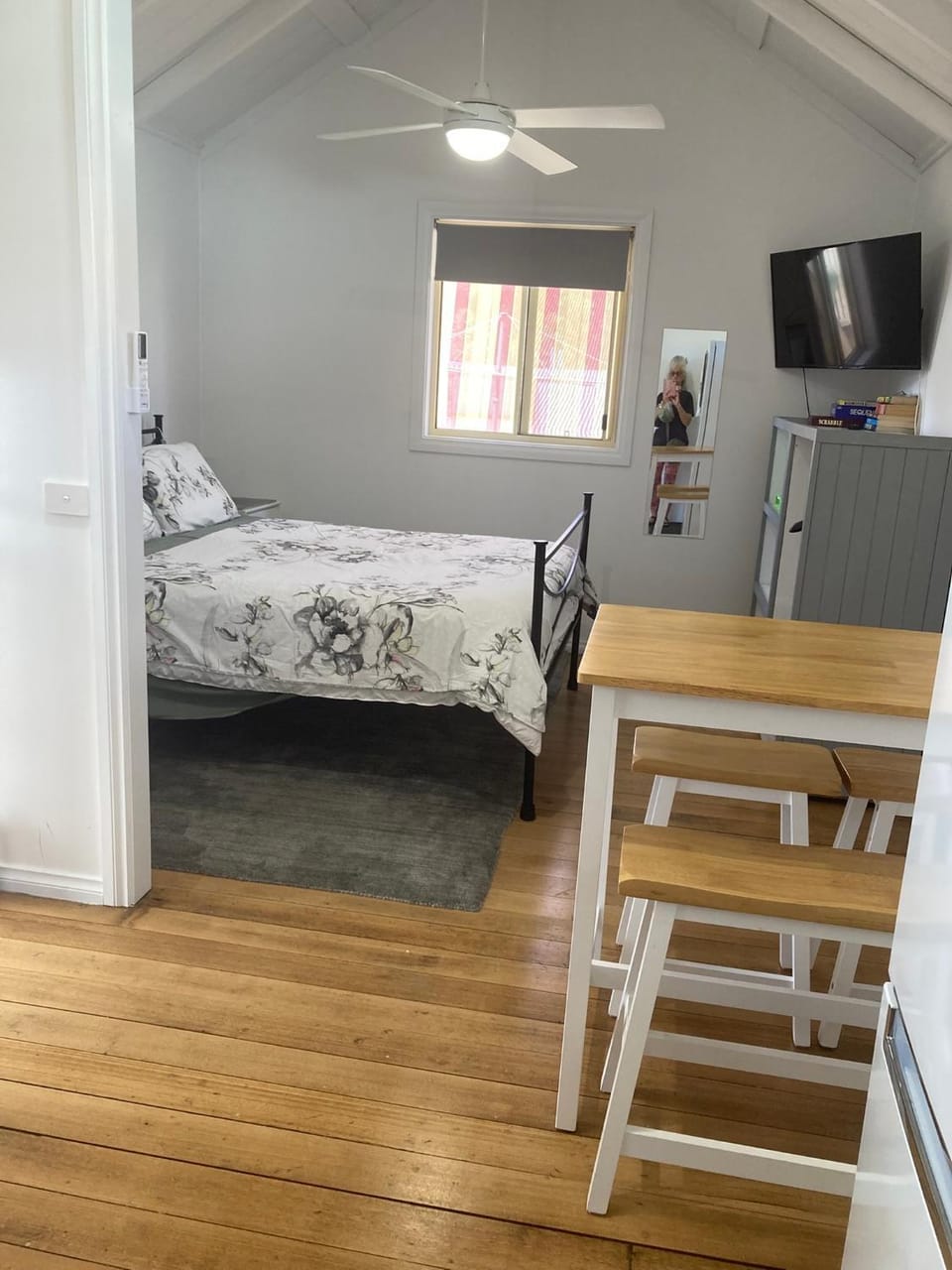 Bed, TV and multimedia, Dining area, Bedroom