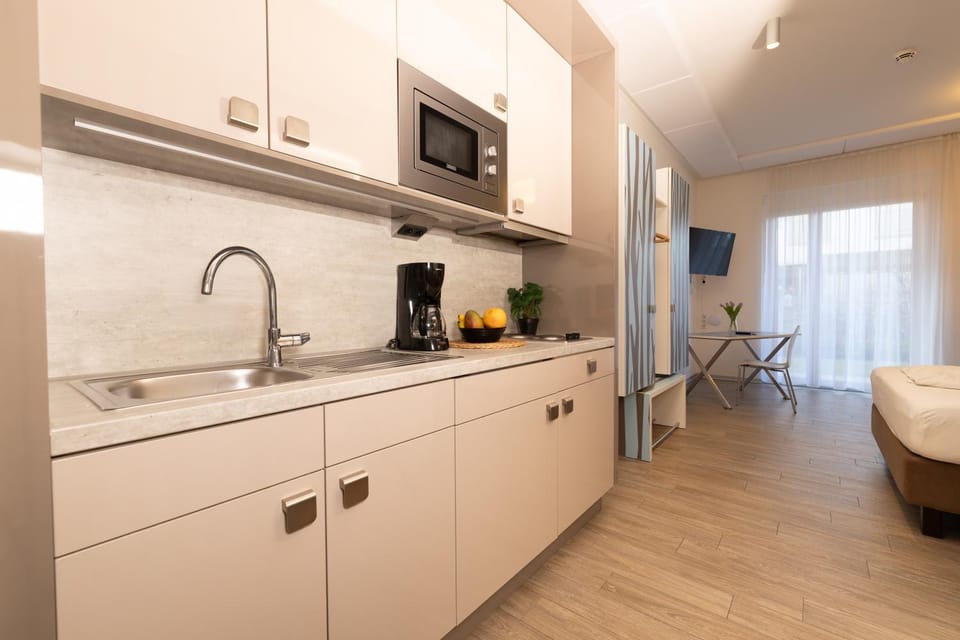 Bed, Kitchen or kitchenette, Photo of the whole room, stove