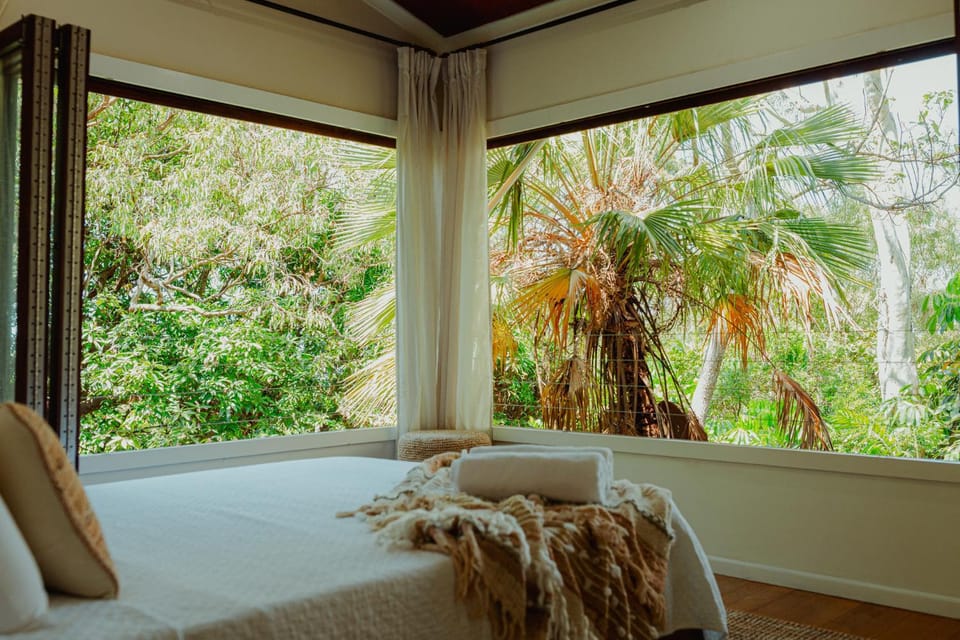 Bed, Bedroom, Garden view