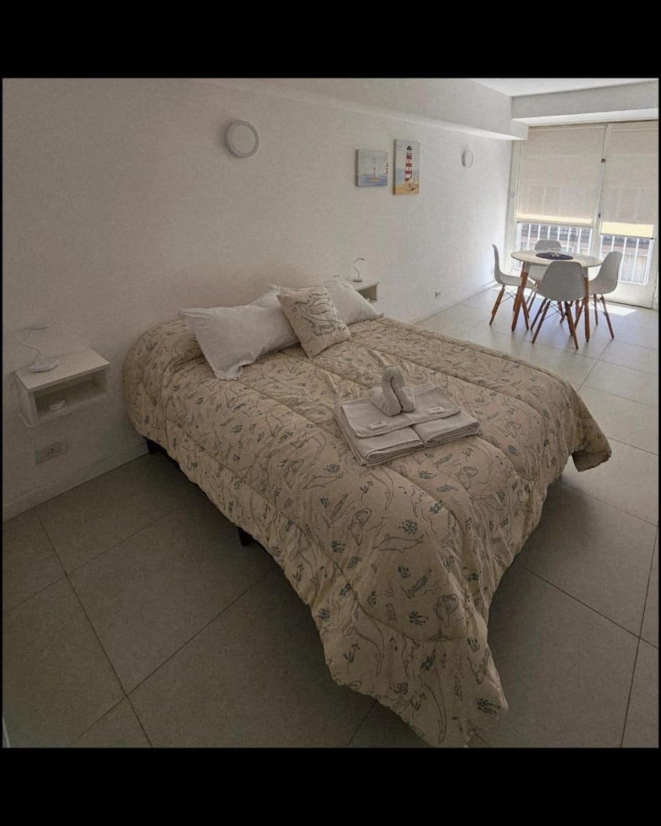 Photo of the whole room, furniture
