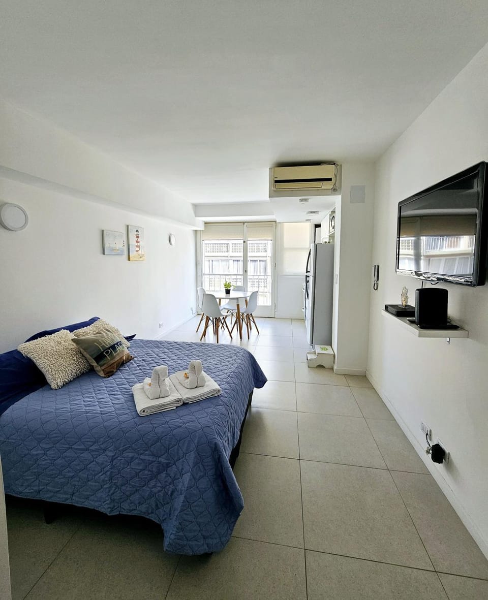 Bed, TV and multimedia, Photo of the whole room, Sunset, air conditioner