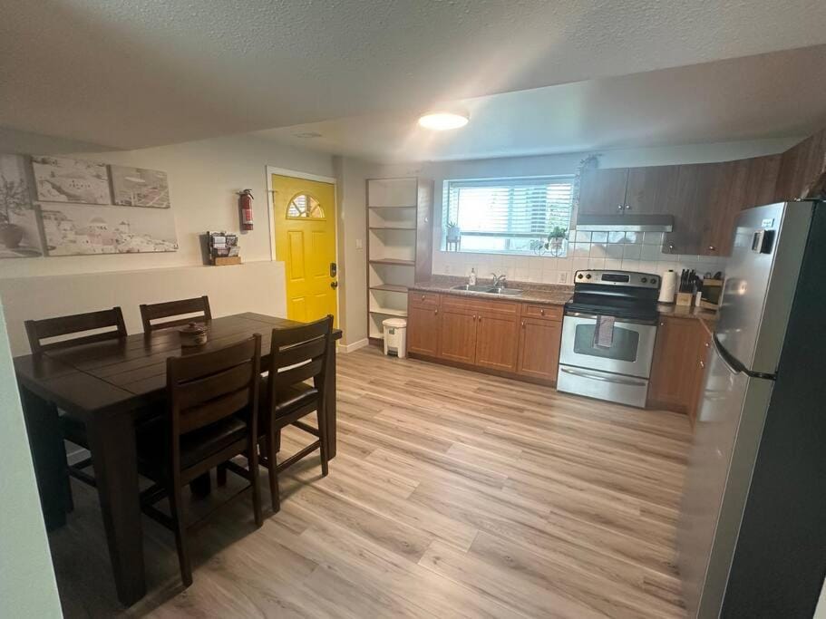Kitchen or kitchenette, Dining area, dishwasher, stove, toaster