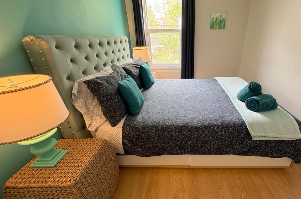 KingstonStays Happy House, Free Parking, Downtown House in Kingston