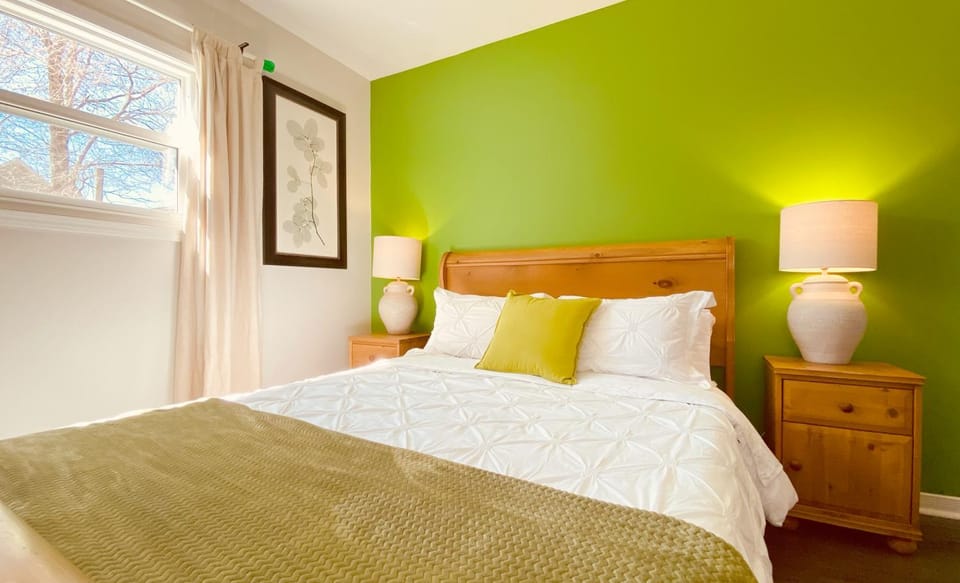 KingstonStays Happy House, Free Parking, Downtown House in Kingston