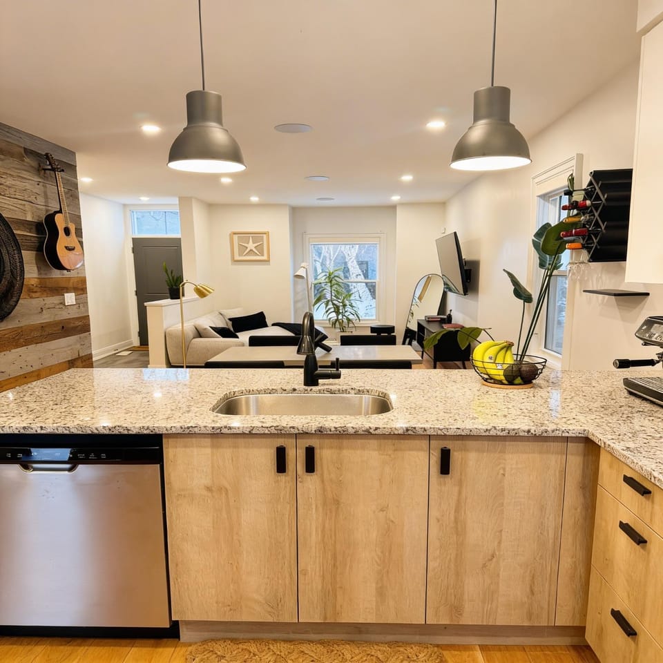 Beautiful modern 2Bdr sunny home with French decor House in Hamilton