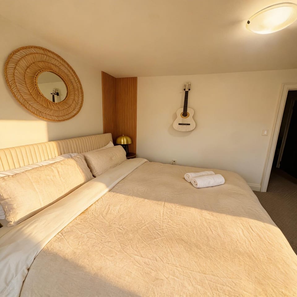 Beautiful modern 2Bdr sunny home with French decor House in Hamilton