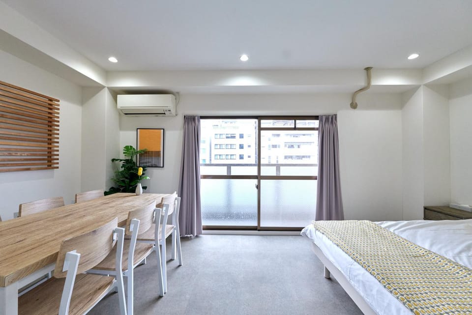 Bed, Dining area, Bedroom