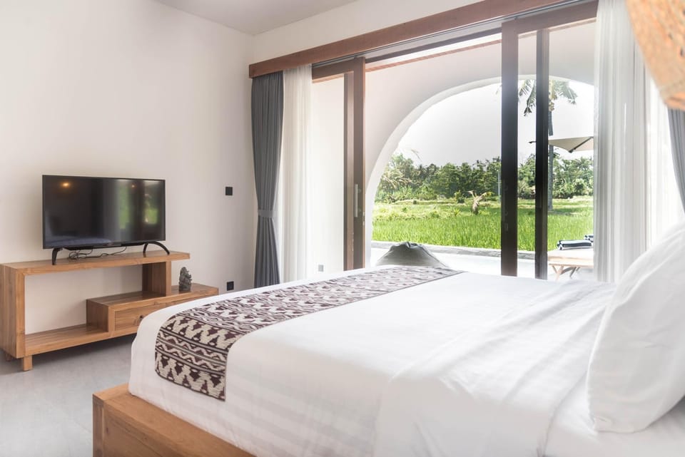 TV and multimedia, View (from property/room), Bedroom, Garden view, Pool view